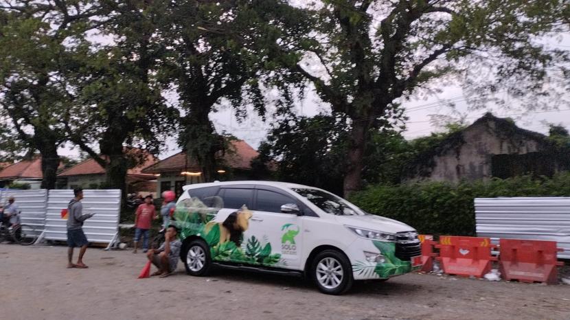  Wali Kota Solo Gibran Rakabuming meninggalkan mobil dinasnya di bagian barat prpyek Viaduk Gilingan.