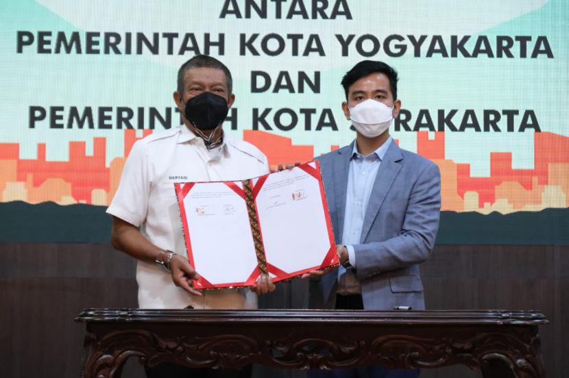 Wali Kota Solo, Gibran Rakabuming Raka, dan Wali Kota Yogyakarta, Haryadi Suyuti, menandatangani kesepakatan kerja sama kedua kota di Balai Kota Solo, Rabu (10/11). 