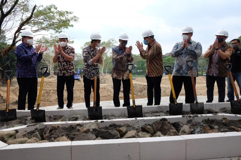 Wali Kota Solo Gibran Rakabuming Raka (ketiga kiri) bersama sejumlah investor mengikuti acara peletakan batu pertama proyek revitalisasi Taman Satwa Taru Jurug Solo, Jawa Tengah, Sabtu (13/8/2022). Selain revitalisasi dengan konsep kebun binatang modern, TSTJ juga akan fokus pada konservasi satwa. 