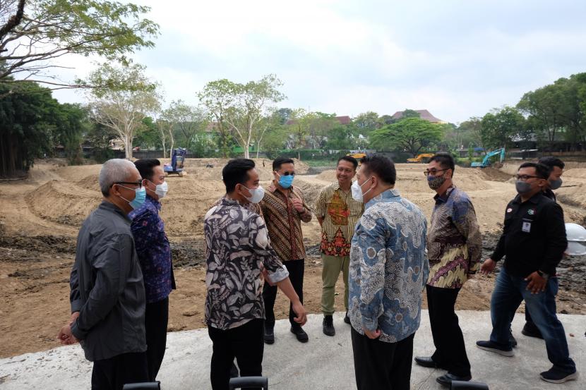 Wali Kota Solo Gibran Rakabuming Raka (ketiga kiri) bersama sejumlah investor mengikuti acara peletakan batu pertama proyek revitalisasi Taman Satwa Taru Jurug Solo, Jawa Tengah, Sabtu (13/8/2022). Selain revitalisasi dengan konsep kebun binatang modern, TSTJ juga akan fokus pada konservasi satwa. 