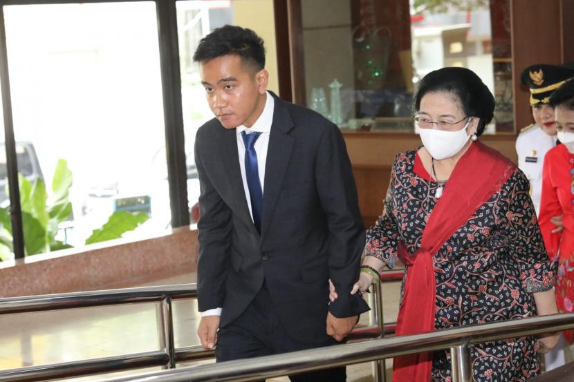 Wali Kota Solo Gibran Rakabuming Raka (kiri) digandeng Ketua Umum PDIP Megawati Soekarno Putri. Walkot Solo Gibran menepis jadi simbol kader 'istimewa' karena digandeng Megawati.