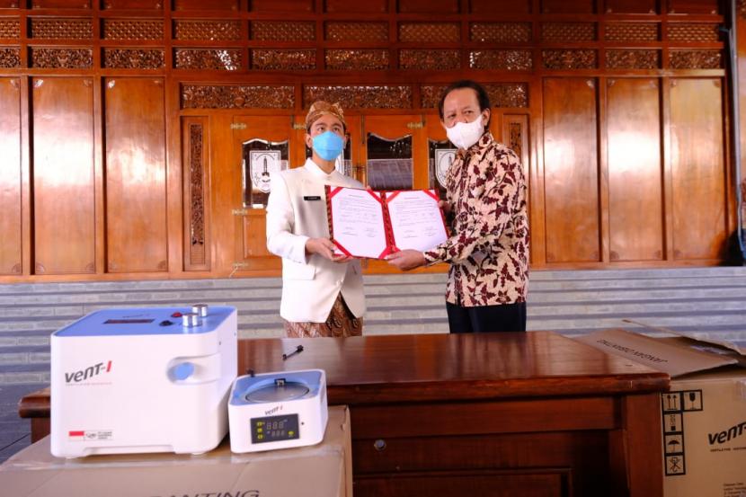 Wali Kota Solo, Gibran Rakabuming Raka, menerima bantuan ventilator portabel karya anak bangsa dari PT Layani Nahdlatul Utama (LNU), di Balai Kota Solo, Kamis (26/8).