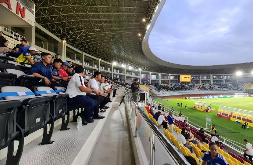 Wali Kota Solo Gibran Rakabuming Raka mengajak putranya Jan Ethes menonton pertandingan semifinal Piala Dunia U17 di Stadion Manahan Solo, Selasa (28/11/2023).