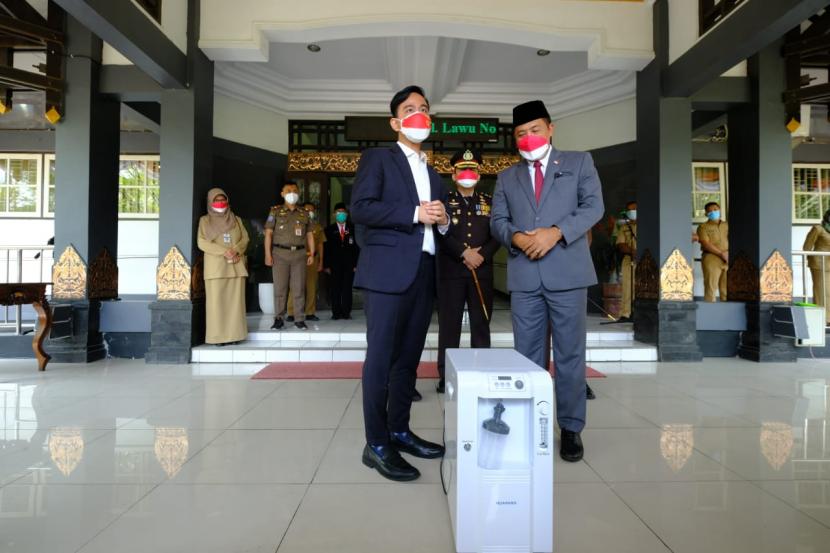Wali Kota Solo, Gibran Rakabuming Raka, saat menyerahkan bantuan oksigen konsentrator kepada Bupati Karanganyar, Juliyatmono, di kantor Bupati Karanganyar, Jawa Tengah, Senin (16/8). 