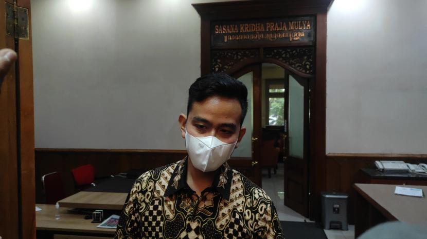 Wali Kota Solo Gibran Rakabuming Raka. Gibran memperbolehkan lepas masker di Balai Kota namun tidak untuk sekolah.