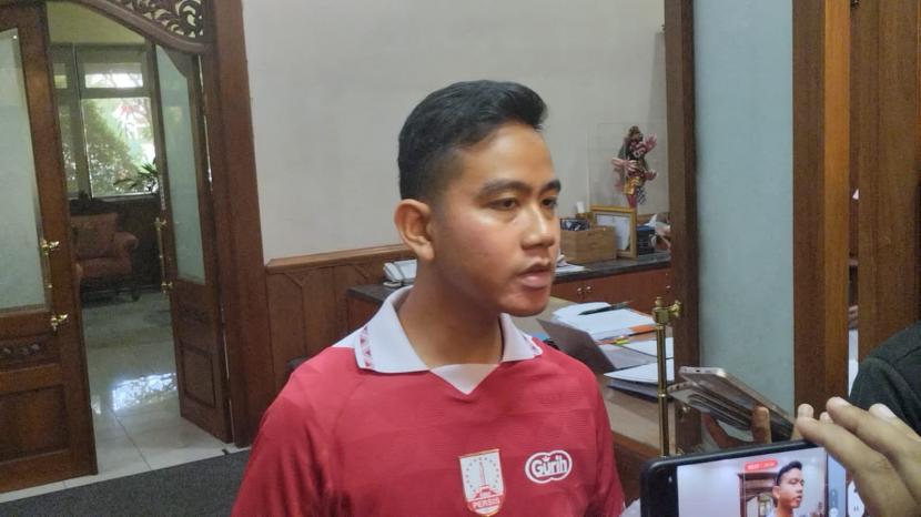 Wali Kota Solo Gibran Rakabuminng memberikan penjelasan usai Piala Dunia U20 batal digelar di Indonesia, Kamis (30/3/2023).