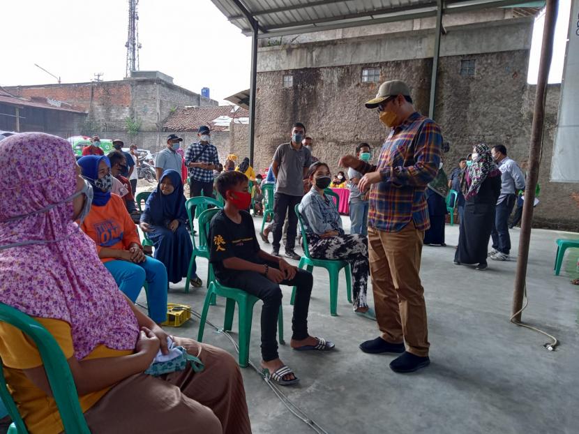 Wali Kota Sukabumi Achmad Fahmi berdialog dengan warga dalam gerakan vaksinasi berbasis RW di Kecamatan Cibeureum, Ahad (10/10).