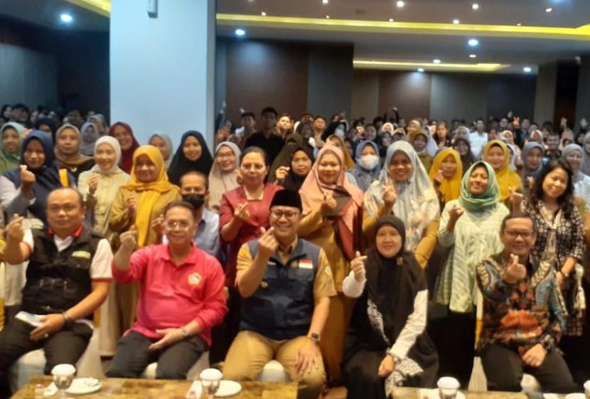 Wali Kota Sukabumi Achmad Fahmi berfoto bersama sejumlah pelajar yang diterima di perguruan tinggi negeri (PTN) dan mendapatkan bantuan dana pendidikan dari Pemerintah Kota (Pemkot) Sukabumi.  