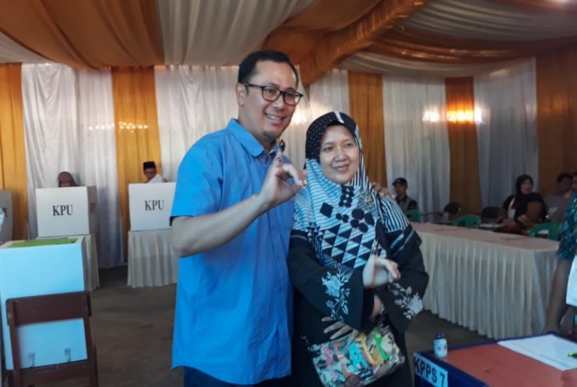 Wali Kota Sukabumi Achmad Fahmi bersama istri melakukan pencoblosan pemilu di TPS 38 Kelurahan/Kecamatan Lembursitu Kota Sukabumi Rabu (17/4). Dalam kesempatan itu wali kota menilai partisipasi pemilih akan meningkat.
