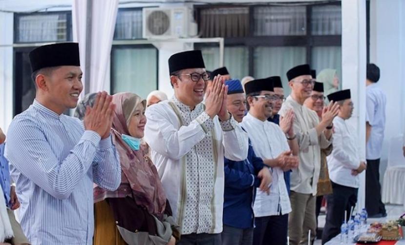 Wali Kota Sukabumi Achmad Fahmi bersama unsur Forum Koordinasi Pimpinan Daerah (Forkopimda) menyambut kepulangan 256 jamaah haji di Balai Kota Sukabumi, Selasa (18/7/2023).