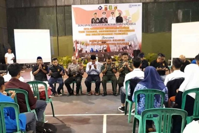 Wali Kota Sukabumi Achmad Fahmi dan Dandim 0607 Kota Sukabumi Letko Kav Mujahidin serta puluhan pelajar melaksanakan doa bersama untuk korban gempa di Palu-Donggala