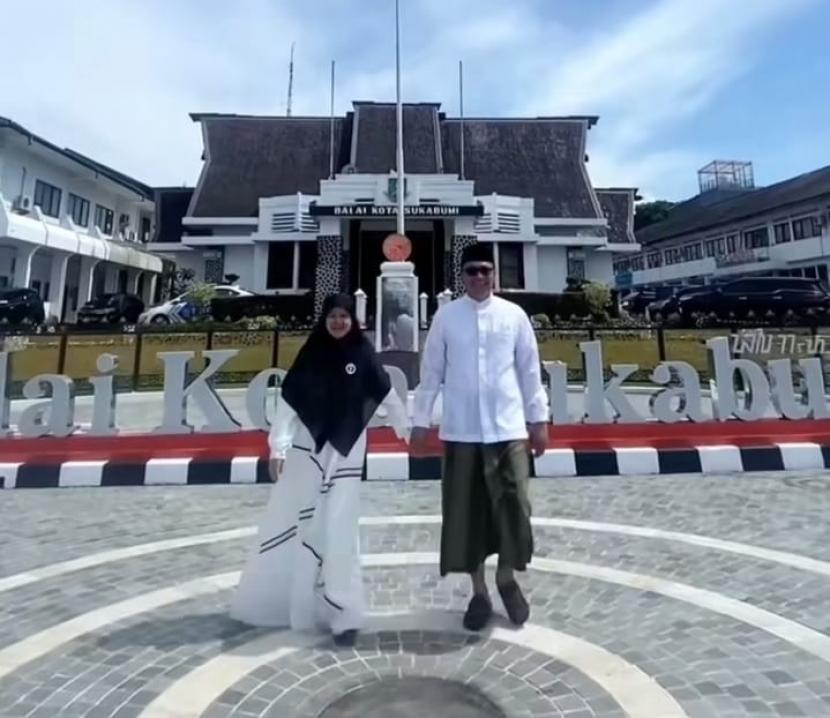 Wali Kota Sukabumi Achmad Fahmi dan istri Fitri Hayati Fahmi yang mempunyai latarbelakang sebagai seorang santri di Balai Kota Sukabumi, Sabtu (22/10/2022).