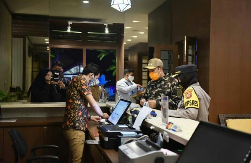 Wali Kota Sukabumi Achmad Fahmi dan Kapolres Sukabumi Kota AKBP Sumarni memantau penerapan AKB di salah satu hotel di Kota Sukabumi, Rabu (13/1) malam lalu