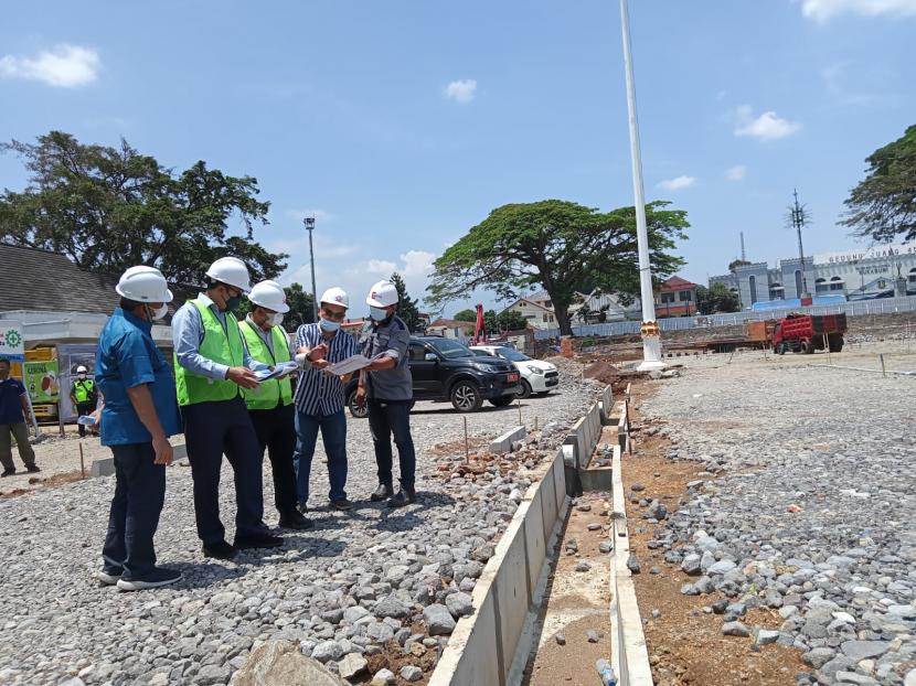 Wali Kota Sukabumi Achmad Fahmi dan Kepala Dinas Perumahan dan Permukiman Provinsi Jawa Barat Boy Iman Nugraha meninjau pembangunan Alun-Alun terintegrasi Kota Sukabumi, Selasa (5/10).