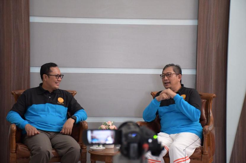 Wali Kota Sukabumi Achmad Fahmi dan Kepala Kantor Regional III Badan Kepegawaian Negara (BKN) tengah mengikuti Ngawangkong Kepegawaian di Balai Kota Sukabumi, Jumat (17/6/2022)
