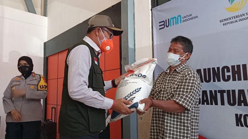 Wali Kota Sukabumi Achmad Fahmi dan unsur forkopimda menyalurkan bantuan beras masa PPKM di Kantor Pos Sukabumi, Selasa (27/7).