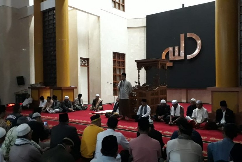 Wali Kota Sukabumi Achmad Fahmi dan Wakil Wali Kota Sukabumi Andri Setiawan Hamami memimpin gerakan shalat subuh berjamaah di Masjid Agung Sukabumi Jumat (2/11).