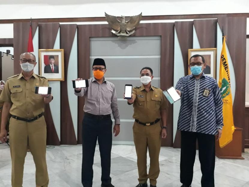 Wali Kota Sukabumi Achmad Fahmi dan Wakil Wali Kota Sukabumi Andri S Hamami menunjukkan bukti laporan SPT melalui efiling di Balai Kota Sukabumi, Selasa (9/3)