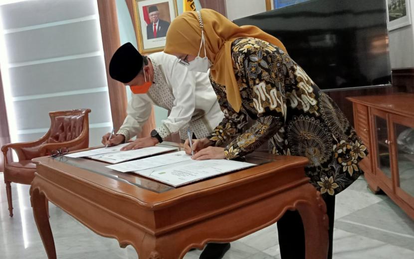 Wali Kota Sukabumi Achmad Fahmi dengan Rektor Itenas Bandung Meilinda Nurbanasari menandatangani kerjasama di Balai Kota Sukabumi, Jumat (29/10).