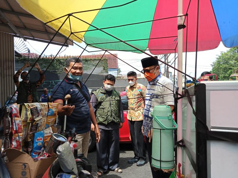 Wali Kota Sukabumi Achmad Fahmi langsung memberikan bantuan kepada penyandang disabilitas yang berjualan kopi keliling Iyus Yusuf (59 tahun), di Jalan Suryakencana, Kamis (2/9). Bantuan ini diberikan karena pedagang tersebut terdampak secara ekonomi penerapan PPKM.