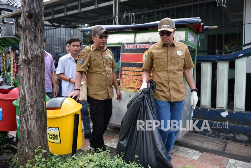 Wali Kota Sukabumi Achmad Fahmi melakukan aksi bersih-bersih sampaj di jalanan sebagai awal tanda diluncurkan adalah Gerakan Sukabumi Cinta Lingkungan (Sukabumi Cling) dan Sukabumi cegah, pilah, dan olah (Ceu Piah)