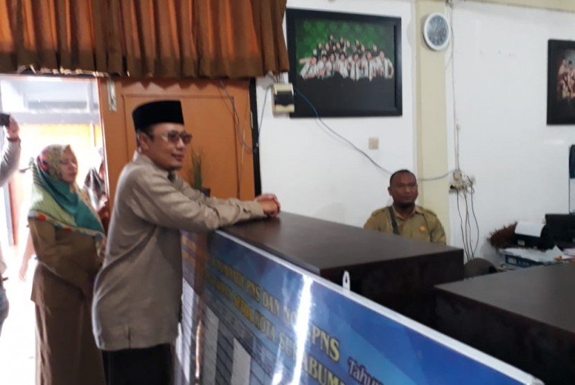 Wali Kota Sukabumi Achmad Fahmi melakukan pemantauan langsung tingkat kehadiran aparatur sipil negara (ASN) pada hari pertama setelah masa cuti bersama hari raya Idul Fitri, Senin (10/6).