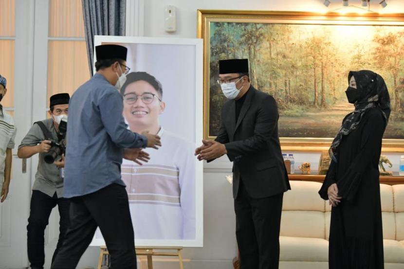 Wali Kota Sukabumi Achmad Fahmi melakukan takziyah ke keluarga Gubernur Jawa Barat Ridwan Kamil atas kepergian ananda Emmeril Kahn Mumtadz (Eril) di Gedung Pakuan Kota Bandung, Ahad (5/6/2022)