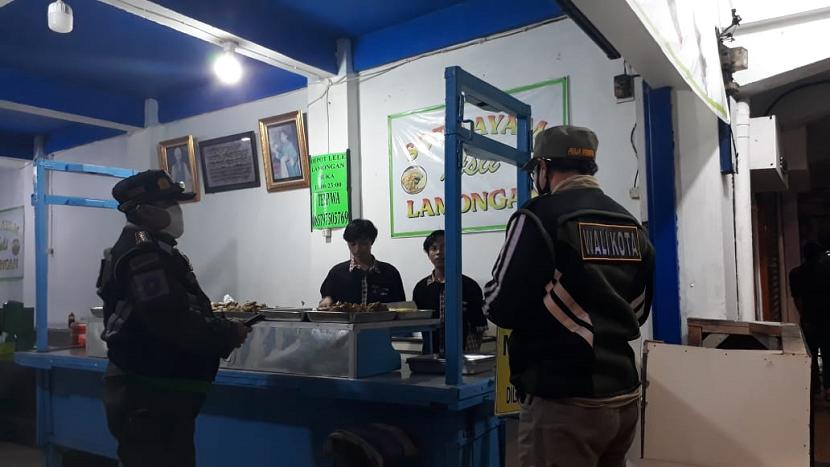 Wali Kota Sukabumi Achmad Fahmi melakukan upaya pemantauan jam operasional warung dan toko perbelanjaan di sejumlah titik pusat Kota Sukabumi dalam mencegah penyebaran Covid-19, Sabtu (4/4) malam.