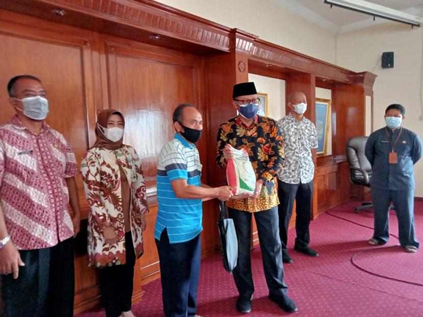 Wali Kota Sukabumi Achmad Fahmi melaunching bansos beras dari Kementerian Sosial bagi warga terdampak PPKM di Balai Kota Sukabumi, Kamis (29/7).