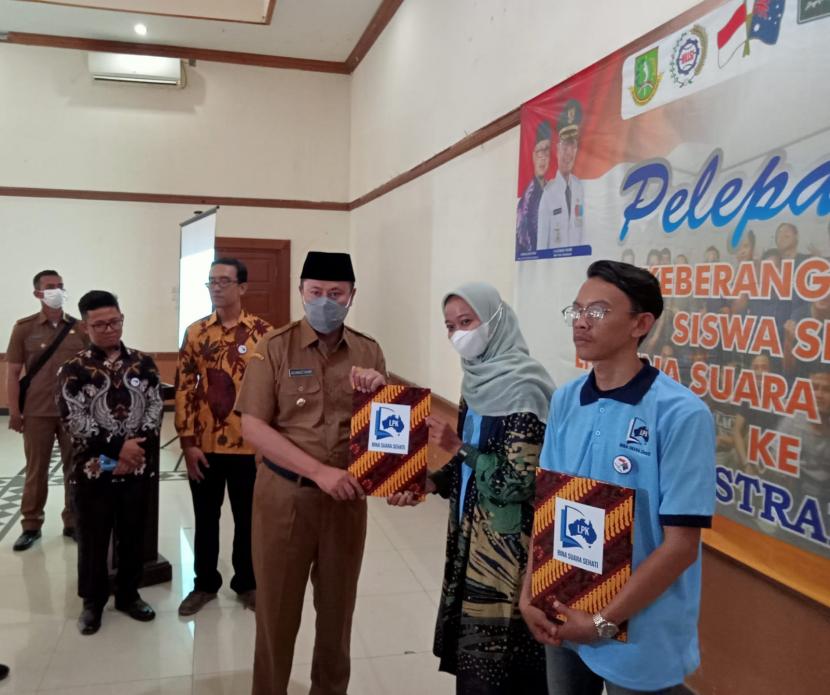 Wali Kota Sukabumi Achmad Fahmi melepas keberangkatan siswa LPK Bina Suara Sehati bekerja ke Australia di Gedung Korpri Kota Sukabumi, Senin (26/9/2022).