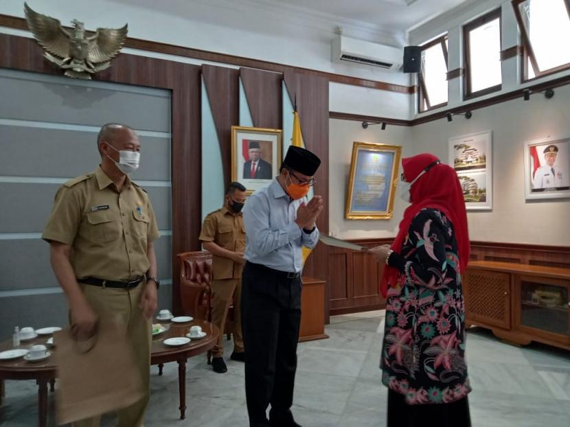 Wali Kota Sukabumi Achmad Fahmi melepas sebanyak 18 orang aparatur sipil negara (ASN) di lingkup Pemkot Sukabumi yang masuk masa purna bhakti di Balai Kota Sukabumi, Senin (31/5).