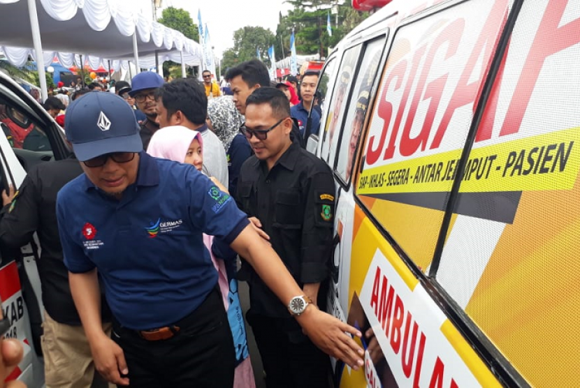 Wali Kota Sukabumi Achmad Fahmi meluncurkan program homecare dan ambulans gratis Sigap untuk menjangkau warga sakit di rumah di Balai Kota Sukabumi Ahad (25/11).