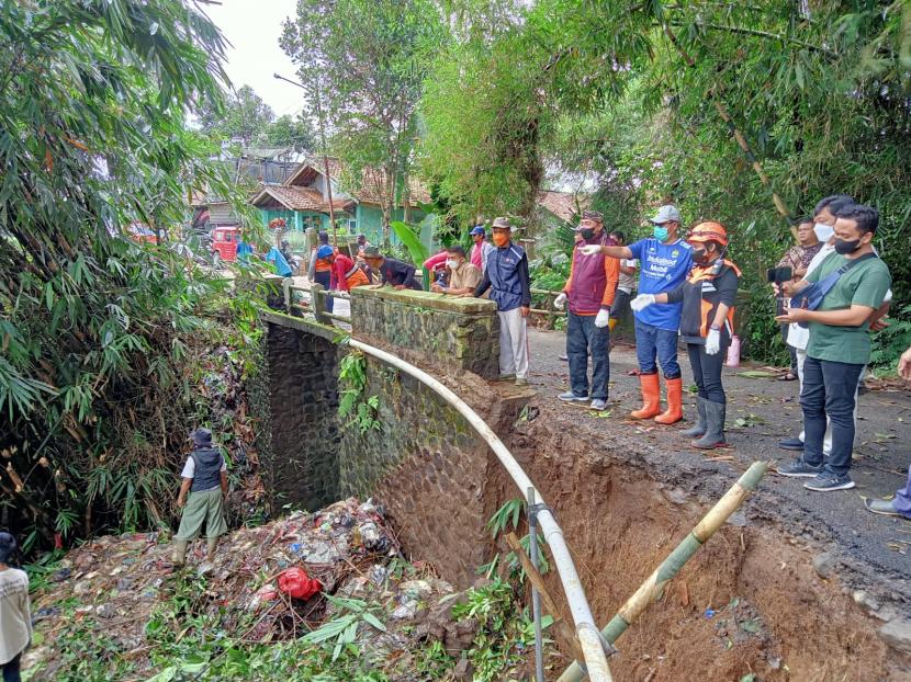 Wali Kota Sukabumi Achmad Fahmi (memakai kaos Persib) membantu evakuasi material longsor di Kelurahan Karangtengah, Kecamatan Gunungpuyuh, Ahad (14/11).