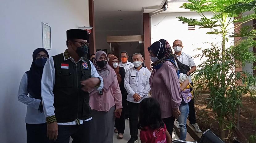 Wali Kota Sukabumi Achmad Fahmi memantau layanan kesehatan di Puskesmas Lembursitu, Kota Sukabumi, Rabu (8/9)