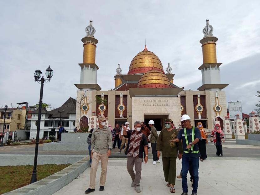 Wali Kota Sukabumi Achmad Fahmi memantau alun-alun, Lapang Merdeka, dan Pedestrian Ahmad Yani Kota Sukabumi.