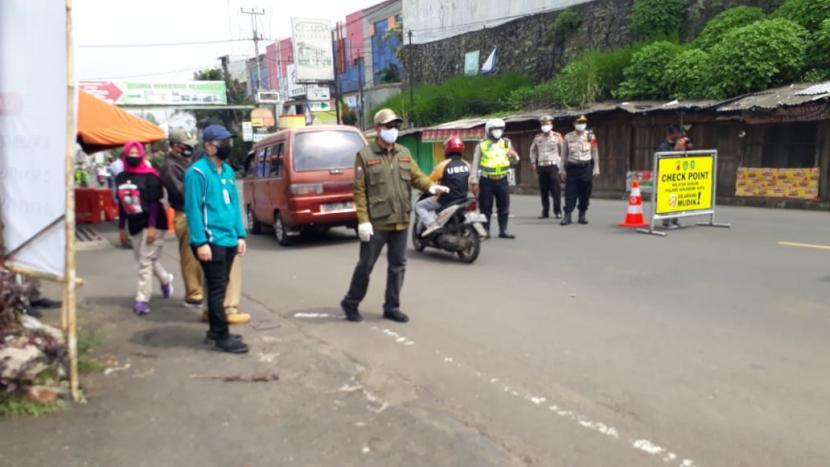 Wali Kota Sukabumi Achmad Fahmi memantau penerapan wajib memakai masker di sejumlah ruas jalan Kota Sukabumi, Jumat (1/5).