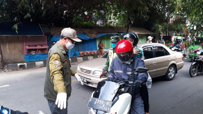 Wali Kota Sukabumi Achmad Fahmi memantau penerapan wajib memakai masker di sejumlah ruas jalan Kota Sukabumi, Jumat (1/5).