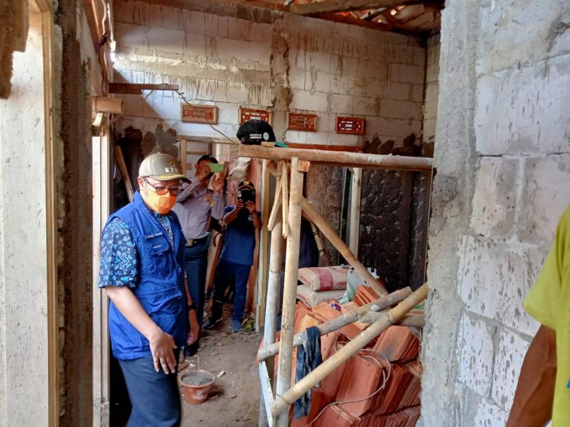 Wali Kota Sukabumi Achmad Fahmi memantau perbaikan rutilahu di Kelurahan Jayaraksa, Kecamatan Baros, Kamis (4/11).