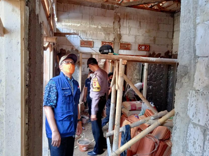 Wali Kota Sukabumi Achmad Fahmi memantau proses perbaikan rumah tidak layak huni (RTLH).
