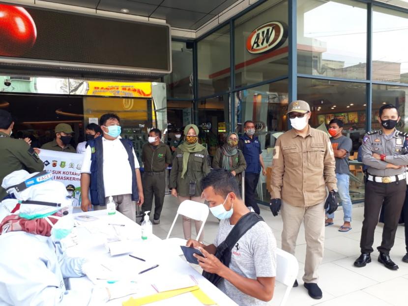 Wali Kota Sukabumi Achmad Fahmi memantau pusat keramaian kota dalam pencegahan penyebaran Covid-19 di masa libur panjang cuti bersama, Kamis (29/10)