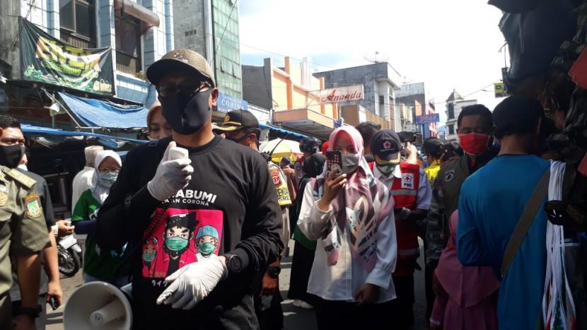 Wali Kota Sukabumi Achmad Fahmi membagikan masker kepada warga di pasar tradisional sekitar Pasar Pelita di Kota Sukabumi, Rabu (8/4)