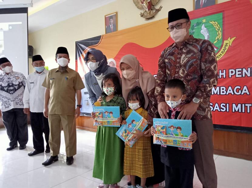 Wali Kota Sukabumi Achmad Fahmi memberikan apresiasi anugerah pendidikan di Kantor Dinas Pendidikan dan Kebudayaan, Selasa (21/12)