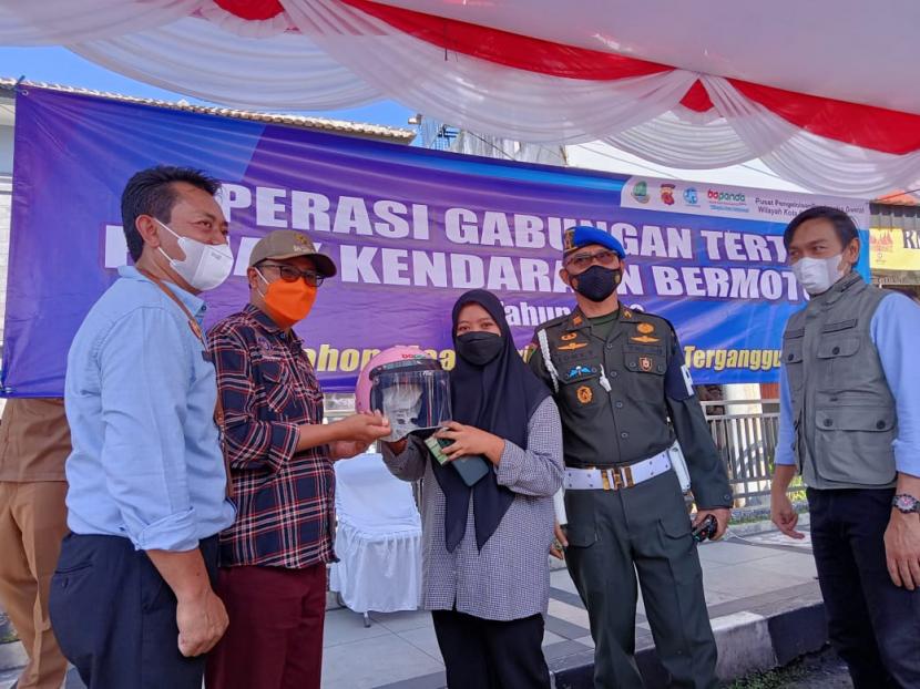 Wali Kota Sukabumi Achmad Fahmi memberikan apresiasi kepada warga yang membayar pajak kendaraan bermotor dalam operasi gabungan terpadu di Jalan RE Martadinata, Selasa (7/6/2022)