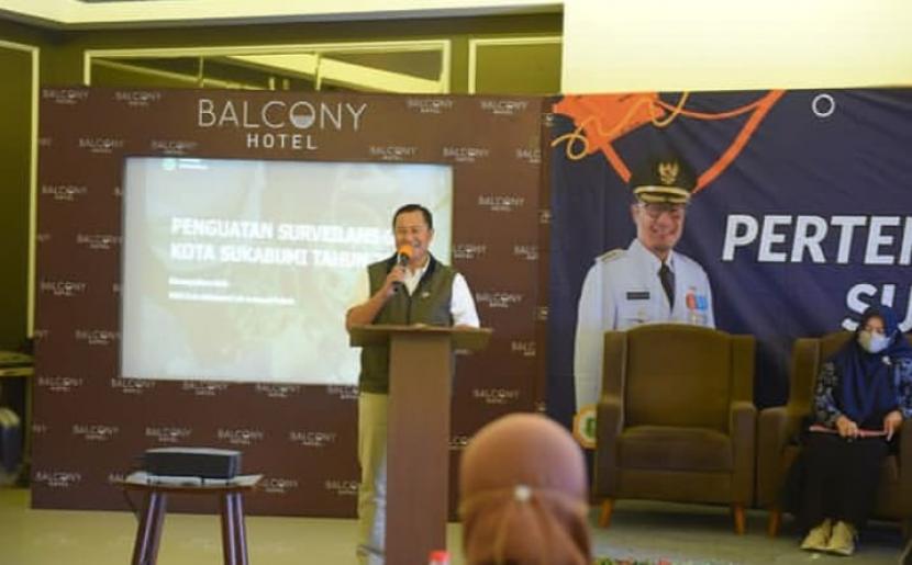 Wali Kota Sukabumi Achmad Fahmi memberikan arahan dalam pertemuan penguatan Surveilans Gizi dalam menekan angka stunting di Ruang Pertemuan Hotel Balcony Sukabumi, Rabu (19/10/2022).