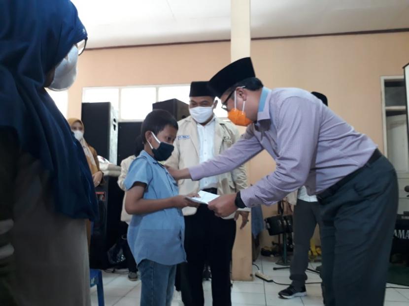 Wali Kota Sukabumi Achmad Fahmi memberikan bantuan sosial yang berasal dari pekerja sosial masyarakat (PSM) di Kelurahan Dayeuhluhur, Kecamatan Warudoyong, Senin (15/2)