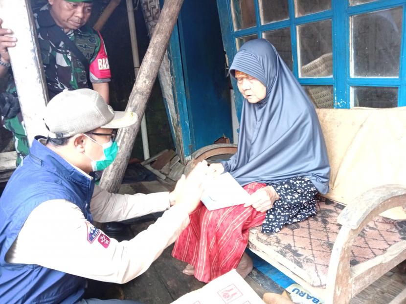 Wali Kota Sukabumi Achmad Fahmi memberikan bantuan warga terdampak bencana Ibu Odah di Kelurahan Subangjaya, Kecamatan Cikole, Kota Sukabumi, Rabu (15/6/2022)