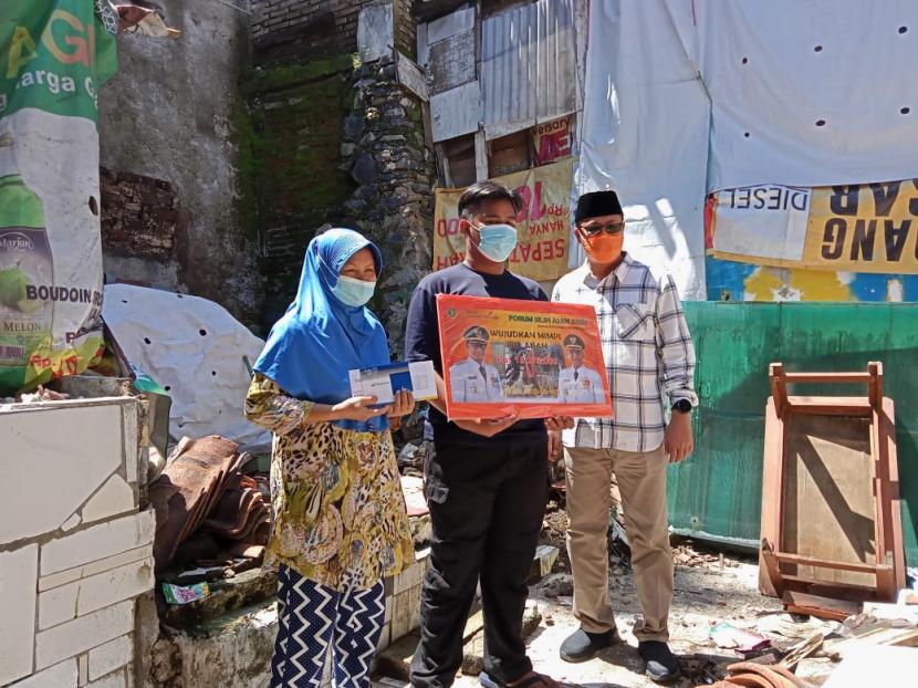 Wali Kota Sukabumi Achmad Fahmi memberikan donasi kepada warga yang membutuhkan dari Udunan Online.com di Kecamatan Gunungpuyuh dan Citamiang, Rabu (11/8