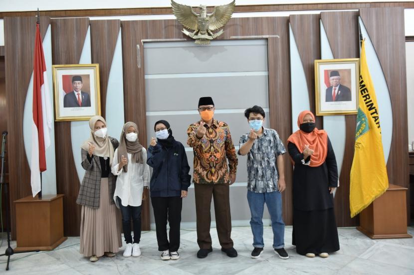 Wali Kota Sukabumi Achmad Fahmi memberikan hadiah give away untuk warga yang memeriahkan hari jadi Kota Sukabumi di medsos, Kamis (15/4).