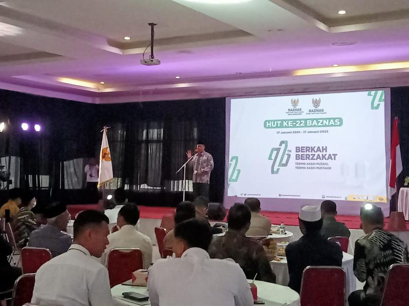 Wali Kota Sukabumi Achmad Fahmi memberikan sambutan saat kegiatan peringatan HUT ke-22 Baznas dan Penganugerahan Baznas Awards, yang digelar Baznas Kota Sukabumi di Gedung Pusat Kajian Islam, Kota Sukabumi, Rabu (18/1/2023).