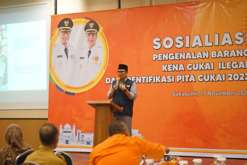 Wali Kota Sukabumi Achmad Fahmi membuka sosialisasi pengenalan barang kena cukai ilegal dan identifikasi pita cukai 2022 di Ballroom Hotel Horison Kota Sukabumi, Selasa (15/11/2022).